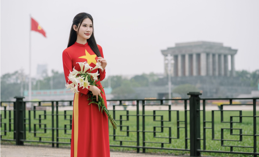 Người dân Hà Nội chụp ảnh kỷ niệm dịp 80 năm Quốc khánh (Ảnh: TL)