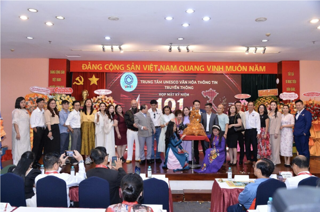 Phiên đấu giá thiện nguyện gây quỹ cho Hành trình “Xuyên Việt vì Sức khỏe Cộng đồng” (Ảnh: PV)