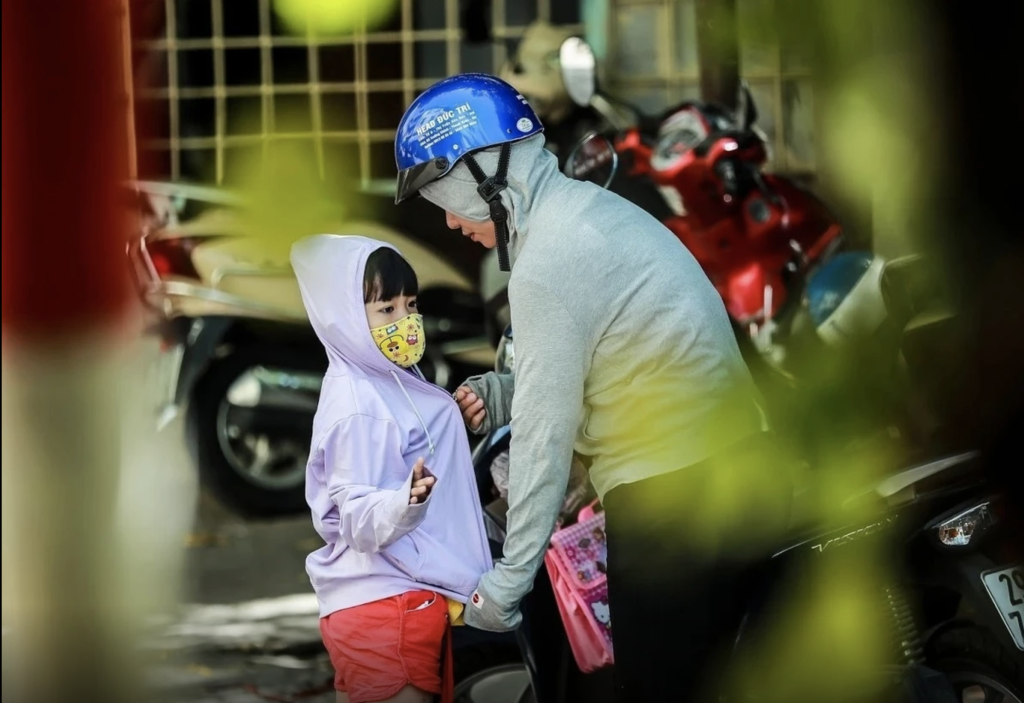 Người dân cần đảm bảo uống đủ nước, có thời gian nghỉ xen kẽ, che chắn cơ thể cẩn thận (Ảnh: Việt Linh)