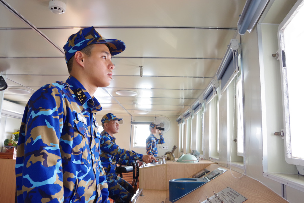 Thủy thủ tàu quan sát trên buồng hành trình (Ảnh: PV)