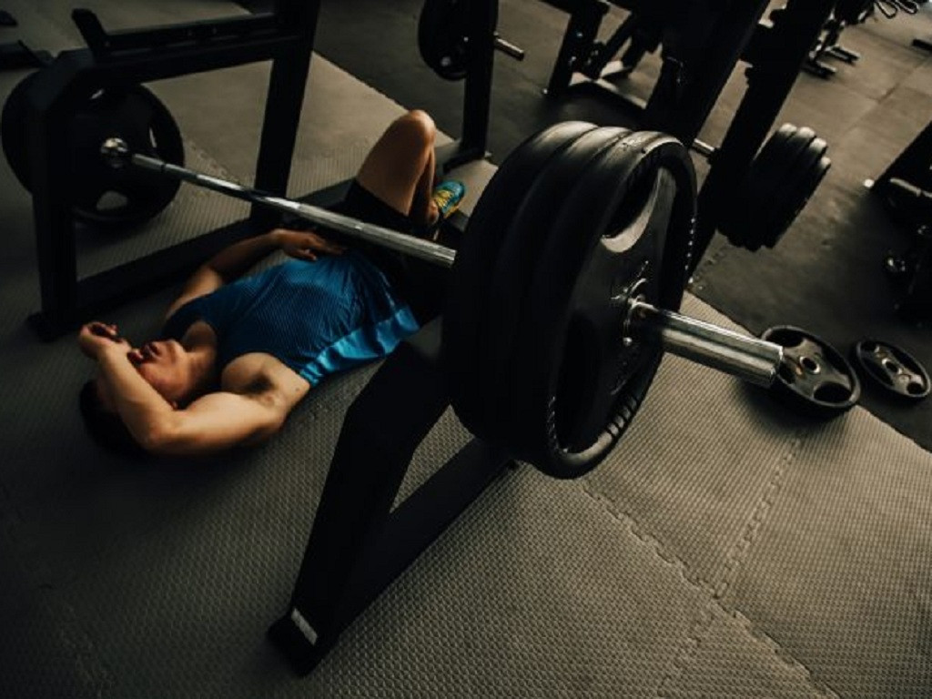 Uống rượu bia khiến cơ thể giảm khả năng phối hợp vận động dễ dẫn đến chấn thương khi tập (Ảnh: Sưu tầm)
