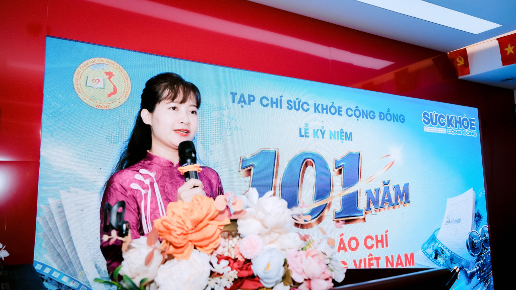 Đại diện các đơn vị đối tác của Tạp chí Sức Khỏe Cộng đồng, bà Đỗ Thành Thoa - Viện trưởng Viện Tầm Nhìn Mới đã có bài phát biểu chúc mừng tại chương trình (Ảnh: Trần Tiến)