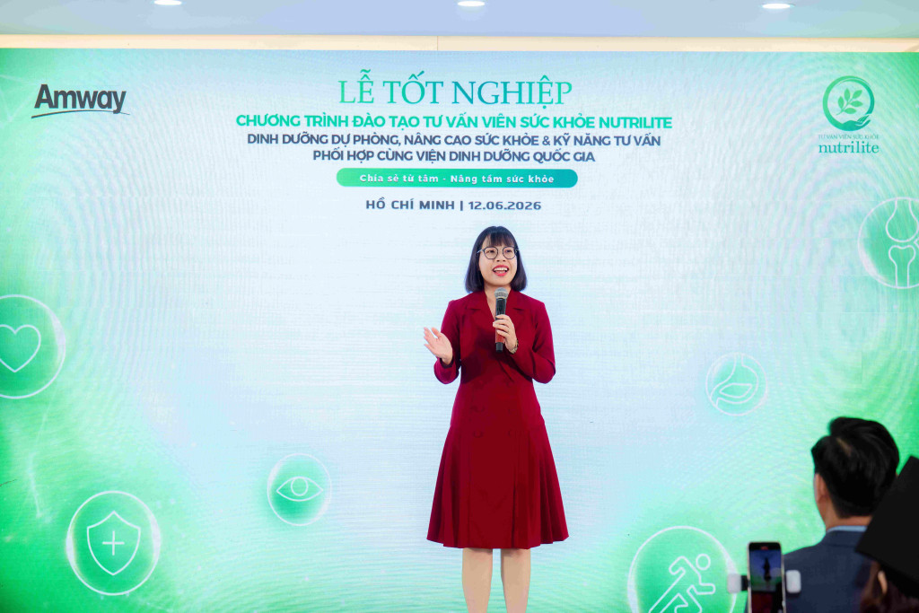 Bà Nguyễn Thị Lệ Uyên, Giám đốc Kinh doanh và Huấn luyện toàn quốc Amway Việt Nam phát biểu trong buổi lễ