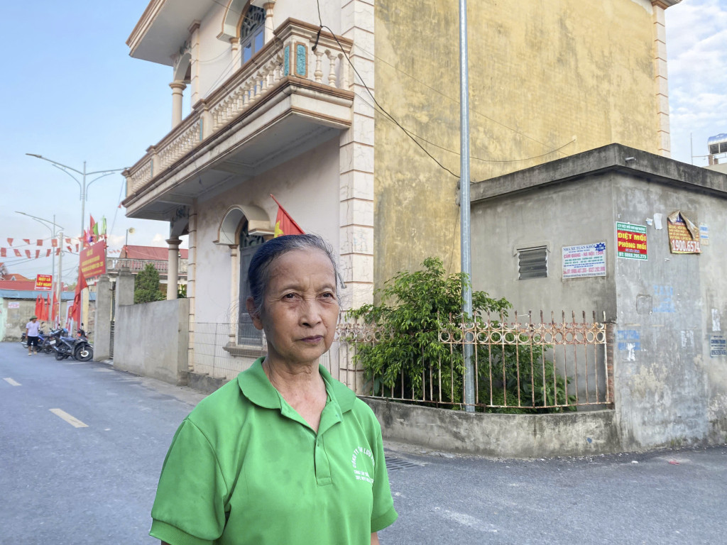 Bà Nguyễn Thị Nguyên (phường Việt Hòa, Hải Phòng) chia sẻ những băn khoăn liên quan đến quá trình sắp xếp tổ dân phố. (Ảnh: Minh Ánh) 