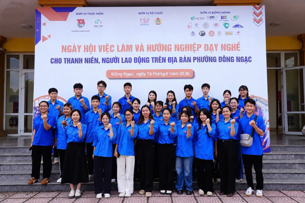 Đông đảo đoàn viên, thanh niên hào hứng tham gia và check-in tại Ngày hội Việc làm và Hướng nghiệp dạy nghề cho thanh niên, người lao động năm 2026 trên địa bàn phường Đông Ngạc.
