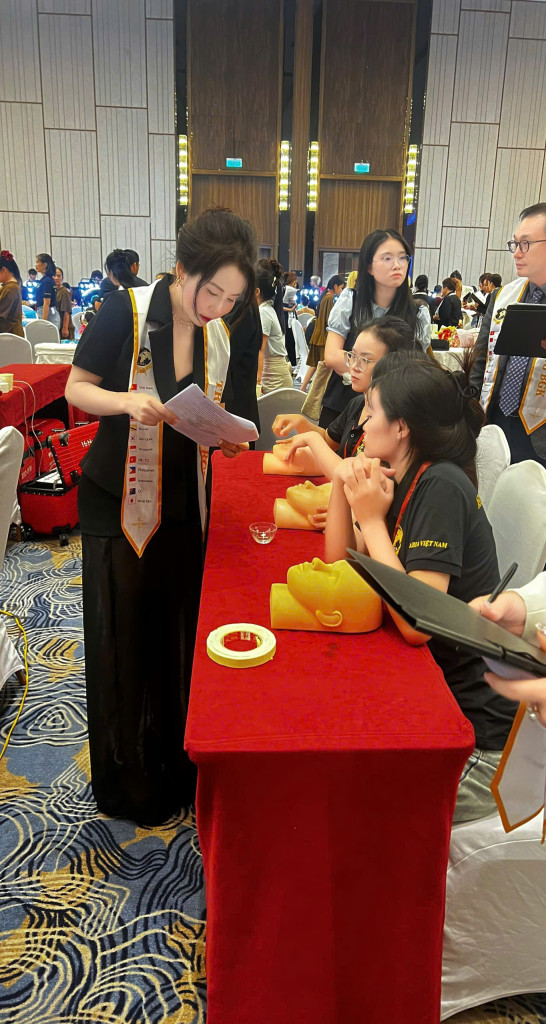 Khoảnh khắc làm việc trực tiếp của Ms. Thanh Ngát trên vai trò giám khảo bộ môn Chăm sóc da (Ảnh: BTC)