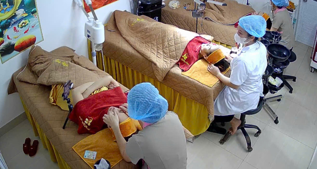 Đội ngũ kỹ thuật viên trong một ca chăm sóc khách hàng tại cơ sở, đặt an toàn và trải nghiệm của khách lên hàng đầu (Ảnh: BTC)