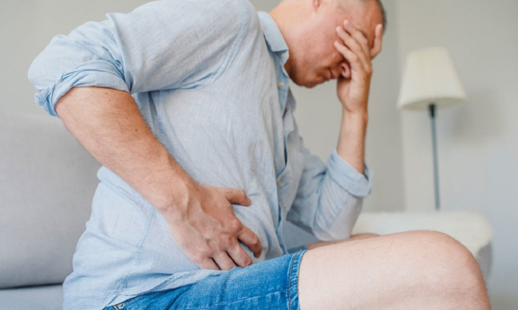 Triệu chứng đau ruột thừa bao gồm đau vùng bụng dưới bên phải cùng sốt, buồn nôn (Ảnh: Sưu tầm)
