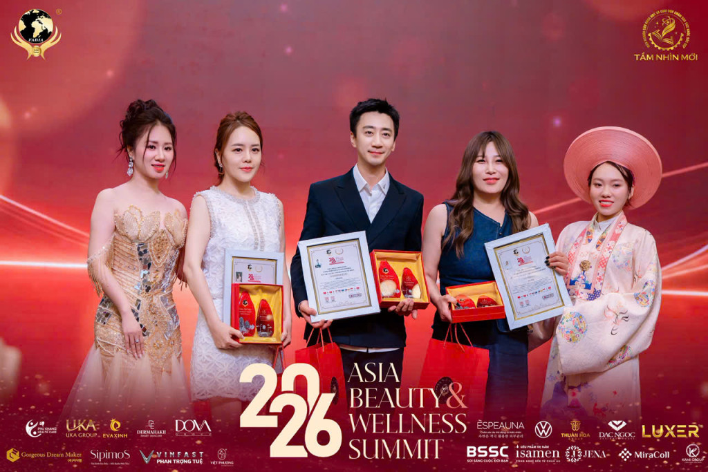 Mrs. Trang Việt Kiều cùng các gương mặt được vinh danh tại FABIA Season 9 - khoảnh khắc của sự kết nối và ghi nhận nghề nghiệp (Ảnh: BTC)