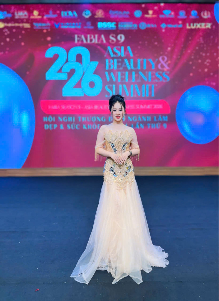 Khoảnh khắc của Mrs. Trang Việt Kiều tại sân khấu sự kiện - phong thái chỉn chu, bản lĩnh và giàu năng lượng nghề (Ảnh: BTC)