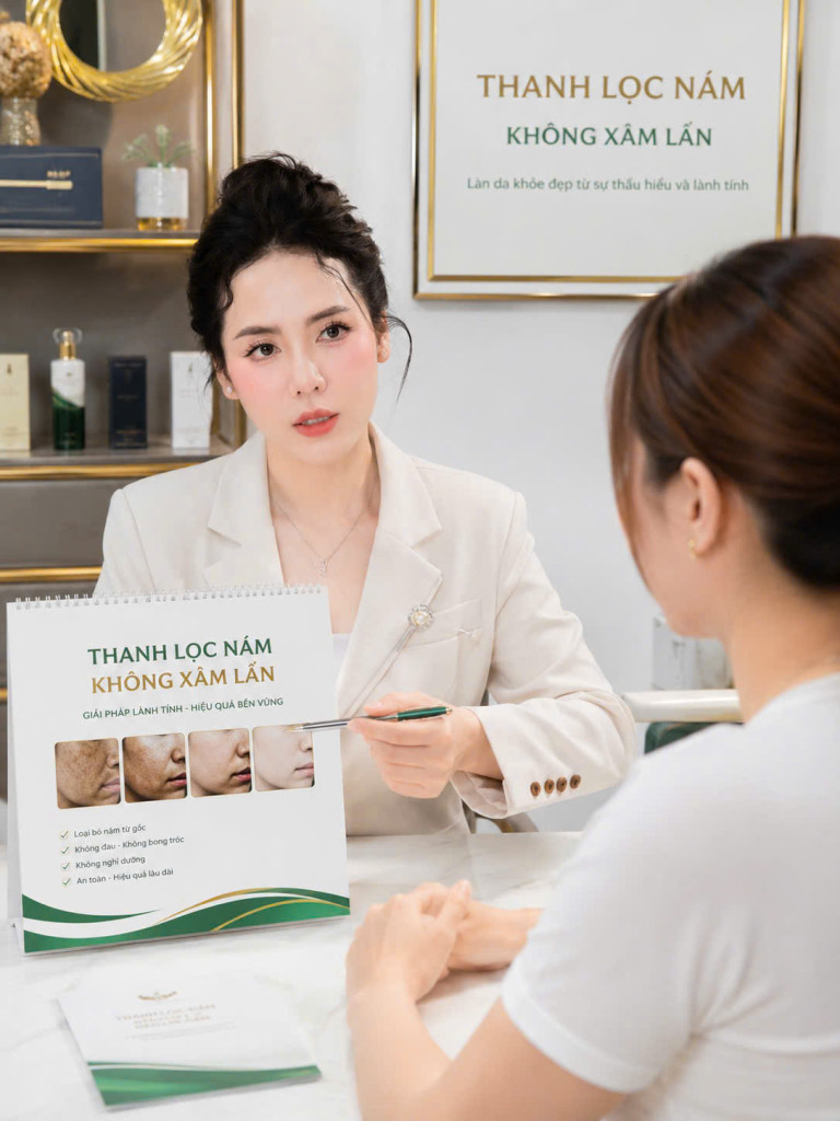 Diệu Hân trong một buổi tư vấn chăm sóc da: lắng nghe kỹ, phân tích rõ và đồng hành cùng khách hàng bằng sự cẩn trọng của người làm nghề lâu năm (Ảnh: BTC)