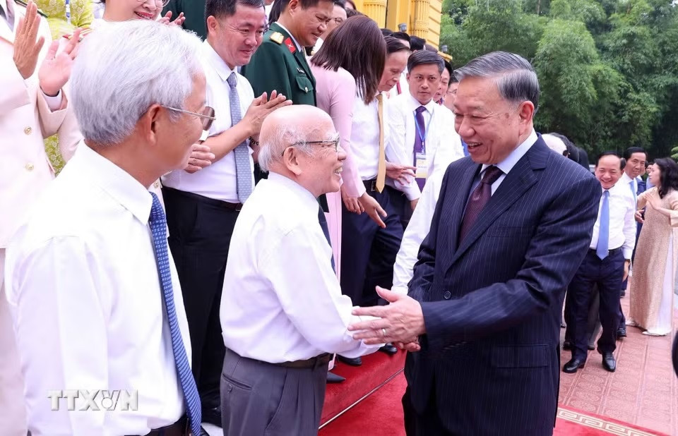 Tổng Bí thư, Chủ tịch nước Tô Lâm với các nhà báo tiêu biểu (Ảnh: TTXVN)
