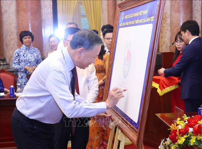 Tổng Bí thư, Chủ tịch nước Tô Lâm ký lưu niệm vào biểu trưng của Hội Nhà báo Việt Nam (Ảnh: TTXVN)