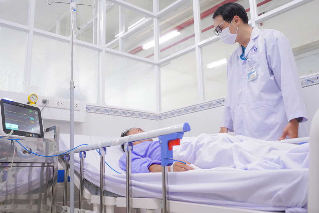 Bác sĩ Bệnh viện Nhân dân Gia Định cơ sở 2 thăm khám, đánh giá tình trạng người bệnh sau khi được điều trị tái thông mạch trong 