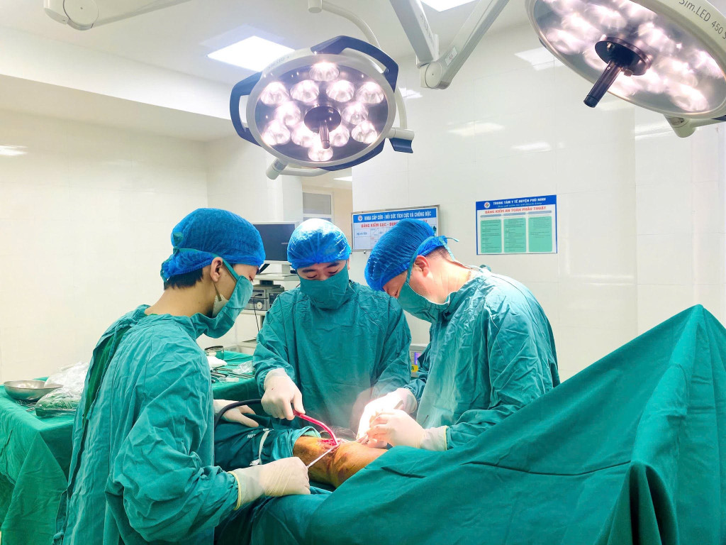 Ca phẫu thuật được thực hiện tại phòng mổ hiện đại với sự hỗ trợ của hệ thống chụp X-quang C-arm ngay tại bàn mổ (ảnh: TL)