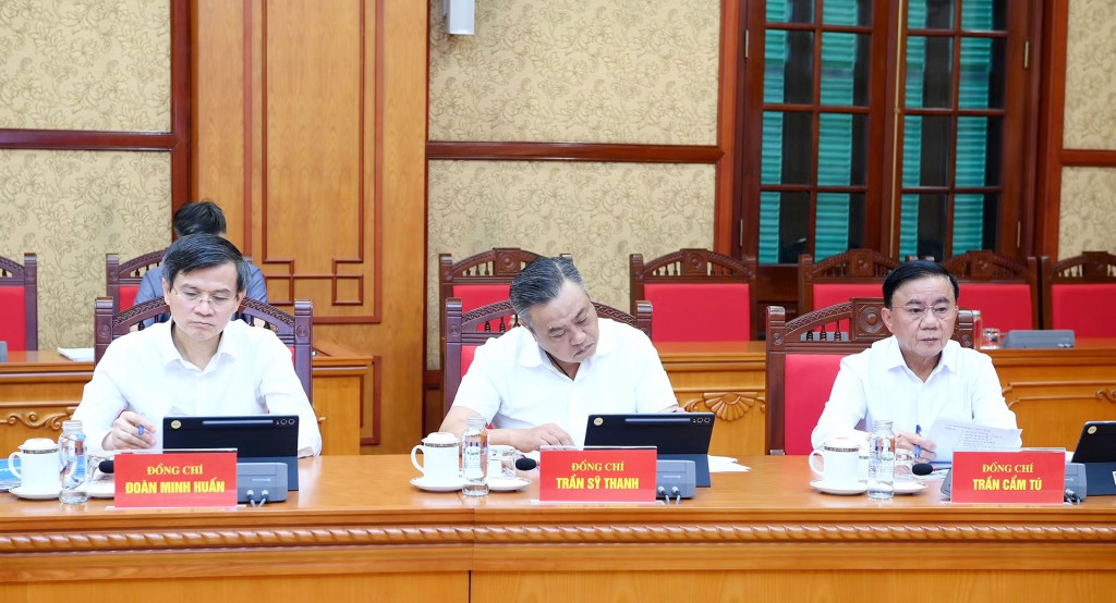Thường trực Ban Bí thư Trần Cẩm Tú và các đồng chí lãnh đạo tham dự cuộc làm việc (Ảnh: Đăng Khoa)