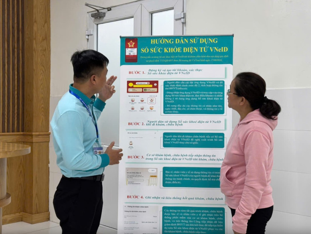 Người dân được hướng dẫn sử dụng hồ sơ sức khoẻ điện tử trên VNeID tại Bệnh viện Nhân Dân 115