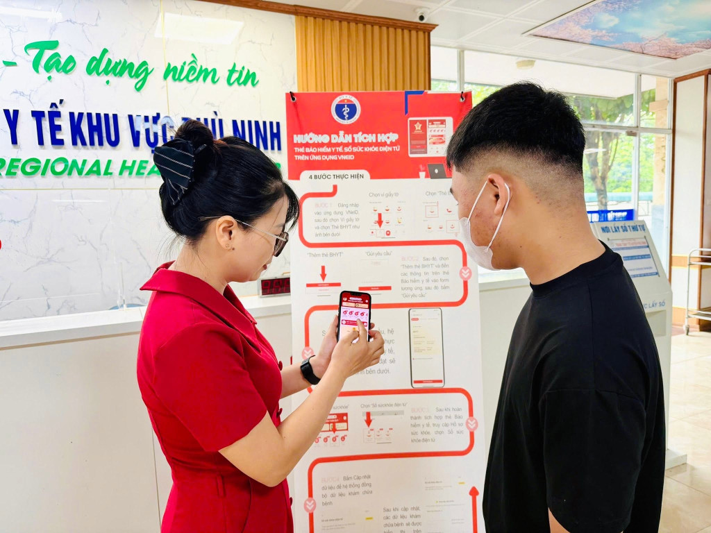 Tăng cường hướng dẫn người dân tích hợp thẻ Bảo hiểm y tế (BHYT) và Sổ sức khỏe điện tử trên nền tảng VNeID (ảnh: TL)