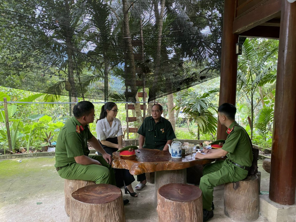 Lực lượng Công an và cán bộ xã đến từng hộ dân tuyên truyền, hỗ trợ chi trả an sinh xã hội không dùng tiền mặt. ( Ảnh: ĐH)