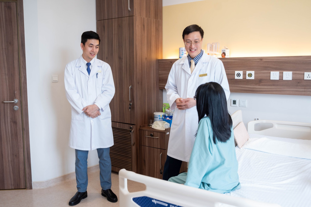 Cô bé vui vẻ chia sẻ với bác sĩ về sự thay đổi của mình. 