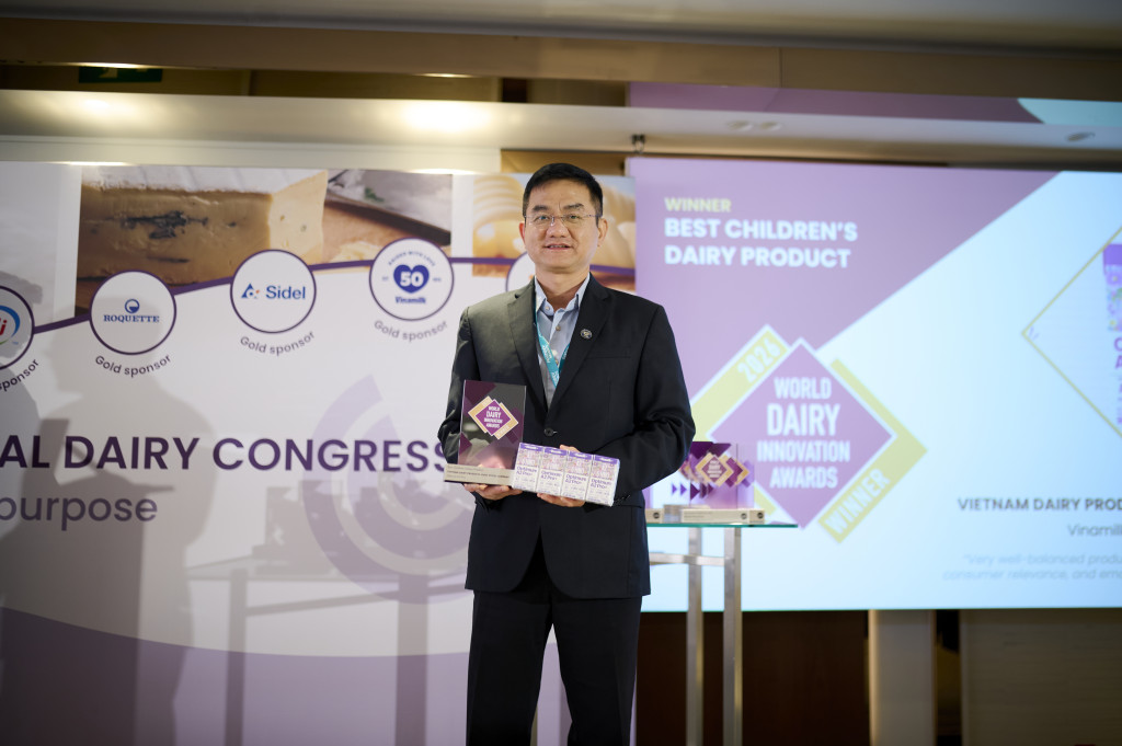 Ông Nguyễn Quang Trí – Giám đốc Điều hành Marketing Vinamilk cùng ông Đỗ Thanh Tuấn – Giám đốc Đối Ngoại Vinamilk nhận vinh danh tại Giải thưởng Đổi mới sáng tạo ngành Sữa toàn cầu 2026, Barcelona – Tây Ban Nha. Ảnh: Xavier