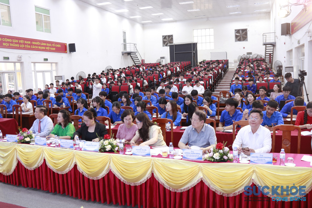 Các đại biểu, sinh viên tham dự hội thảo
