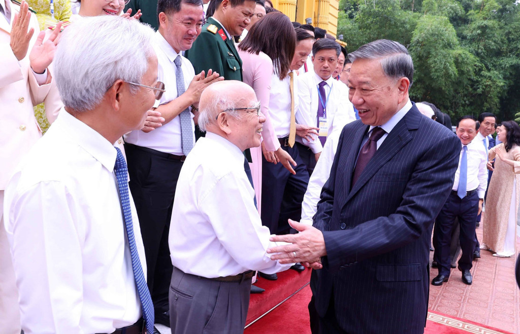 Tổng Bí thư, Chủ tịch nước Tô Lâm với các nhà báo tiêu biểu (Ảnh: TTXVN)