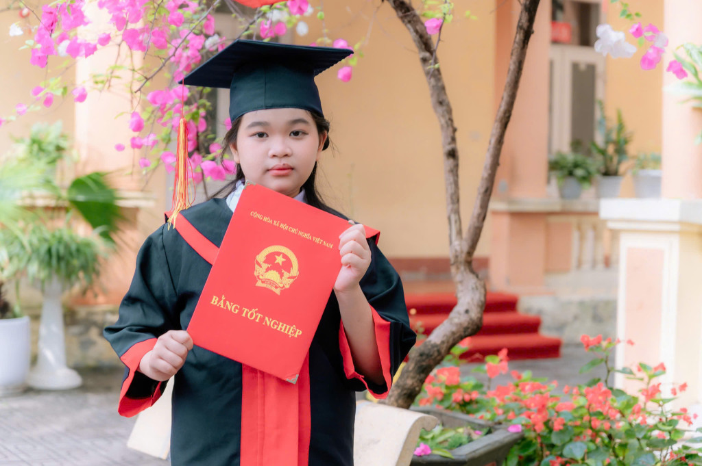 Em Nguyễn Diễm Trang lớp 5A1 thủ khoa môn Tiếng Anh Trường TH Đinh Tiên Hoàng (ảnh: TL)