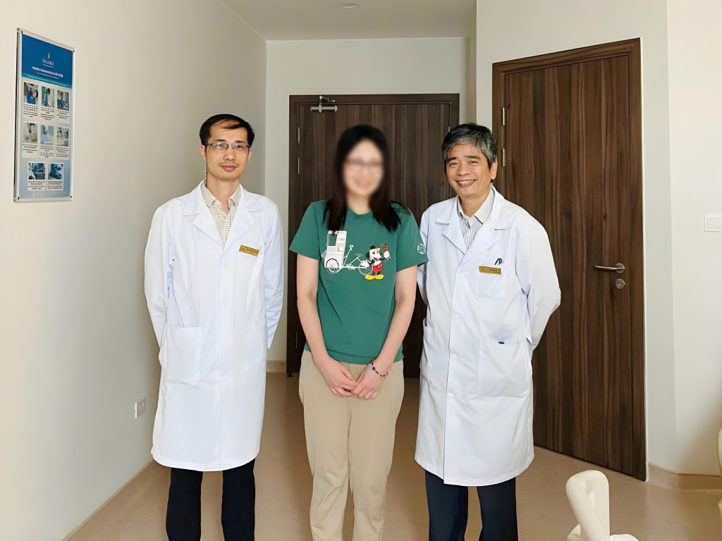 MRI sọ não lần 3 ghi nhận nhiều dấu hiệu gợi ý hội chứng giảm áp lực nội sọ do rò dịch não tủy, bao gồm: não sa thấp nhẹ, các khoang dịch quanh não thu hẹp, giãn các xoang tĩnh mạch nội sọ và dày nhẹ màng não.