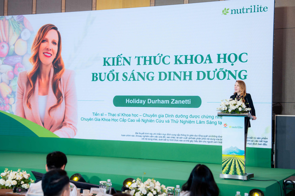 Tiến sĩ Holiday Dhuram Zanetti - Chuyên gia khoa học cấp cao về Nghiên Cứu và Thử Nghiệm Lâm Sàng - Viện Sức Khoẻ Nutrilite có phần tham luận tại hội thảo
