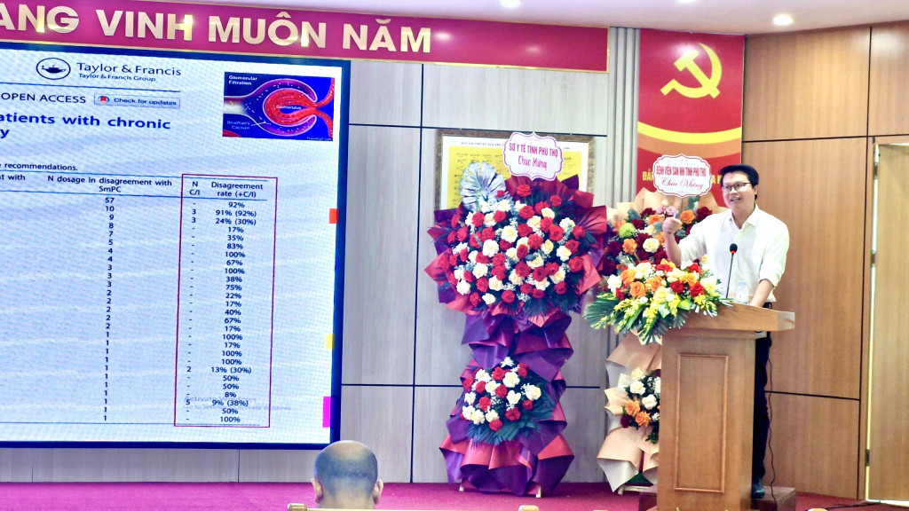 PGS.TS Nguyễn Thành Hải, Trưởng đơn vị nghiên cứu và ứng dụng chuyển đổi số trong dược lâm sàng Trường Đại Dược Hà Nội báo cáo tại hội thảo (ảnh: Đình Thơm)