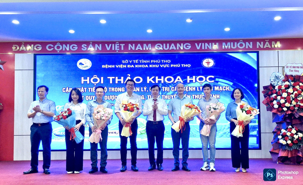 TS. Lê Quang Thọ, Phó Giám đốc Sở Y tế tặng hoa cho các nhà khoa học tham gia tại hội thảo (ảnh: Đình Thơm) 