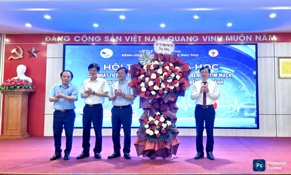 TS. Lê Quang Thọ, Phó Giám đốc Sở Y tế  tặng hoa chúc mừng hội Y dược và lãnh đạo bệnh viện đa khoa khu vực Phú Thọ (ảnh: Đình Thơm )