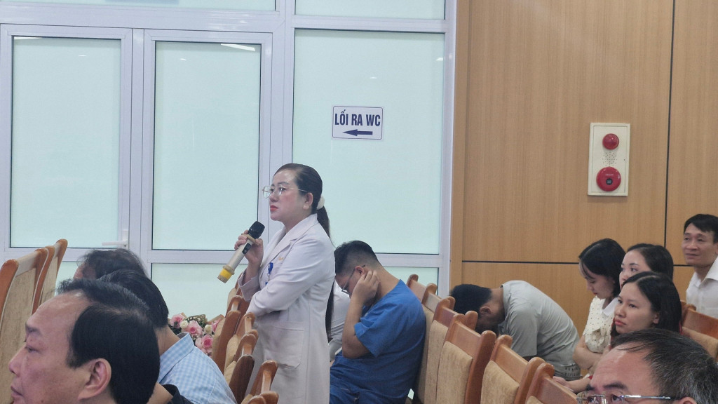 BS. CKI  Nguyễn Thị Ngọc Liên, trưởng khoa cấp cứu, hồi sức tích cực và chống độc bệnh viên đa khoa khu vực Phú Thọ tham luận tại hội thảo (ảnh: Đình Thơm)