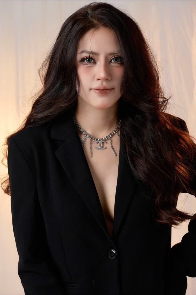 Một gương mặt trẻ bước ra từ đam mê màu sắc
Tại FABIA Season 9 - Asia Beauty & Wellness Summit 2026, hạng mục makeup tiếp tục cho thấy sức hút riêng của nghệ thuật trang điểm: nơi kỹ thuật không đứng một mình, mà luôn đi cùng cảm xúc, thẩm mỹ và câu chuyện cá nhân của người nghệ sĩ. Trong không khí ấy, Ms. Nguyễn Thị Bình Nguyên được vinh danh Bàn tay vàng Makeup với tác phẩm mang tên “Rực Rỡ Sắc Màu”.
Tên gọi ấy không phải một lựa chọn ngẫu hứng. Nó là tinh thần xuyên suốt trong cách Bình Nguyên nhìn nghề: làm đẹp bằng màu sắc, nhưng không dừng ở màu sắc; trang điểm để gương mặt rạng rỡ hơn, nhưng cũng để người xem nhận ra chiều sâu của ý tưởng phía sau từng đường cọ.
Có những tác phẩm khiến người ta nhớ vì độ cầu kỳ. Có những tác phẩm khiến người ta nhớ vì cảm giác mà nó để lại. “Rực Rỡ Sắc Màu” thuộc nhóm thứ hai: tươi, mạnh, giàu nữ tính và có chất riêng (Ảnh: BTC)