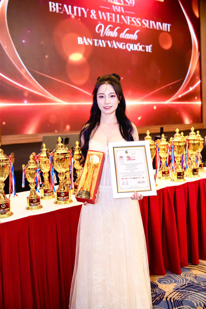 Khoảnh khắc Lê Vi nhận vinh danh Bàn tay vàng quốc tế tại FABIA Season 9 - một dấu mốc đẹp trên hành trình làm nghề (Ảnh: BTC)