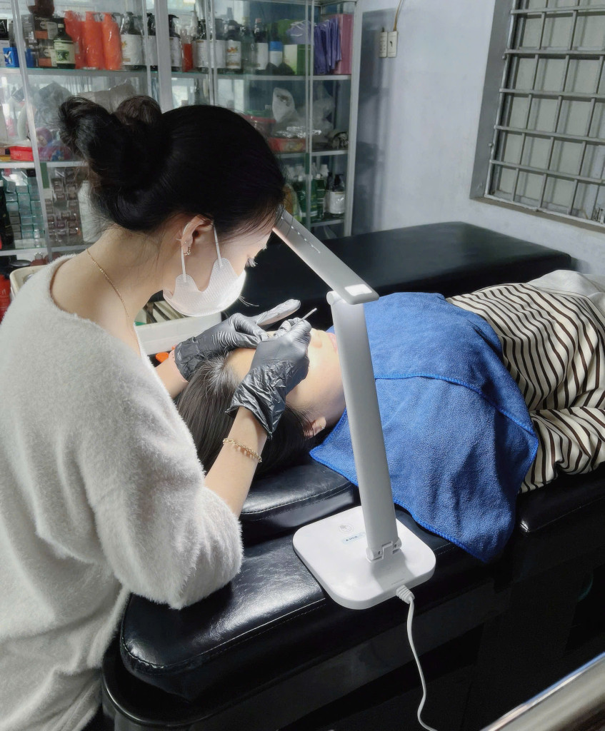 : Lê Vi trong một buổi chăm sóc da chuyên sâu, nơi kỹ thuật và sự tập trung quyết định chất lượng dịch vụ (Ảnh: BTC)