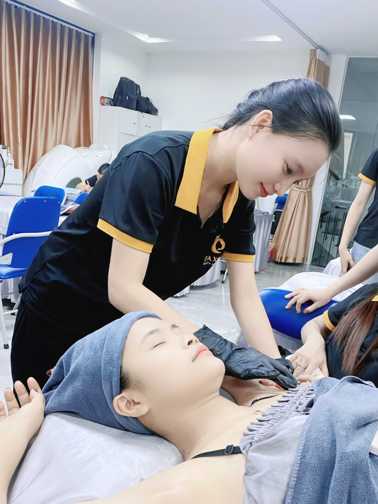 Từng thao tác được thực hiện cẩn trọng, đặt sự thoải mái và cảm nhận của khách hàng lên trước (Ảnh: BTC)