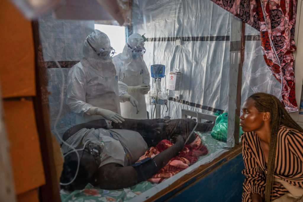 Các nhân viên y tế chăm sóc một bệnh nhân nhiễm Ebola tại Trung tâm điều trị Rwampara ở Ituri, Congo, ngày 18/6 (Ảnh: AP)
