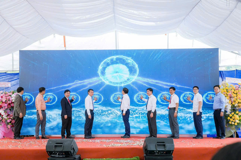 Lãnh đạo tỉnh bấm nút khởi công Dự án đầu tư xây dựng hạ tầng kỹ thuật cụm công nghiệp Tân Tiến
