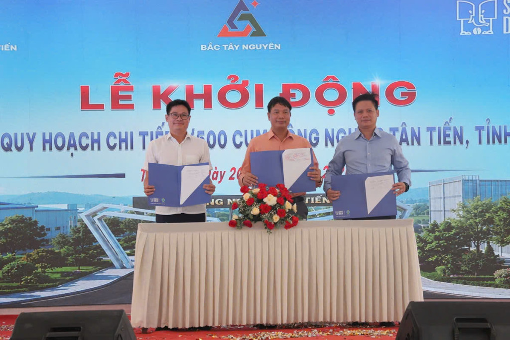 Đại diện Cụm công nghiệp Tân Tiến ký biên bản ghi nhớ hợp tác