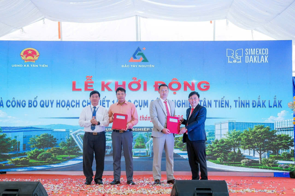 Trao giấy chứng nhận đầu tư cho các doanh nghiệp