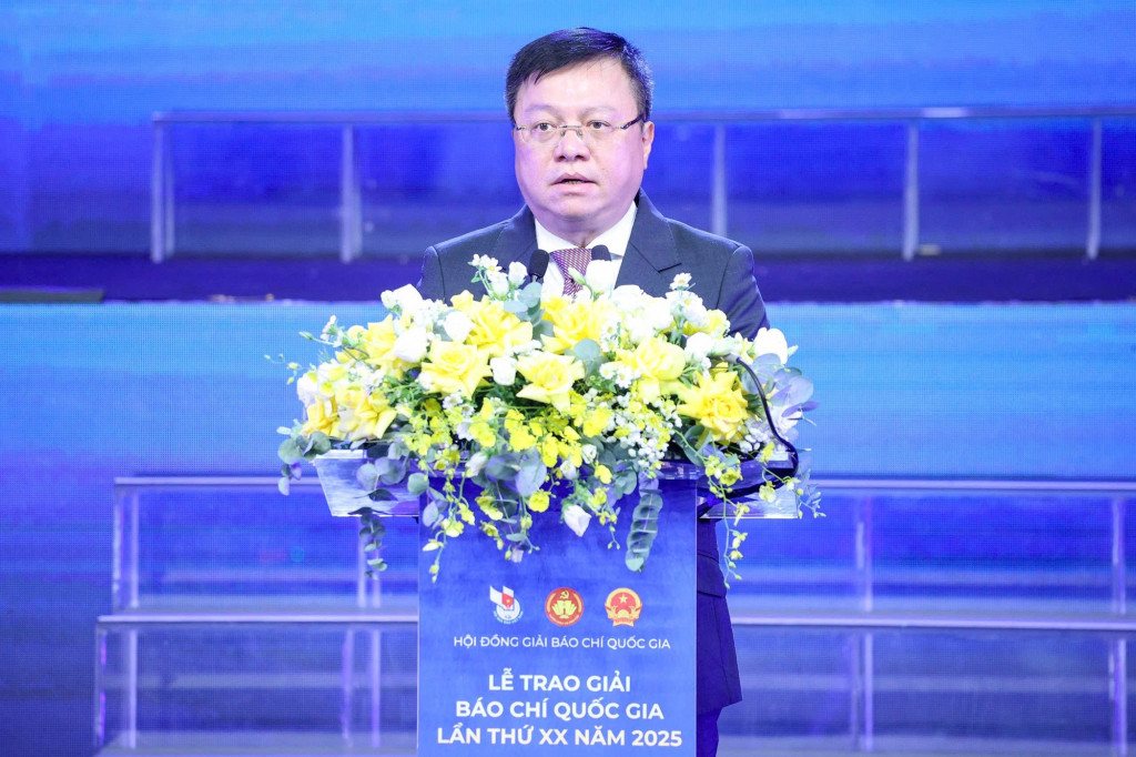 Phó Trưởng Ban Tuyên giáo và Dân vận Trung ương, Chủ tịch Hội Nhà báo Việt Nam, Tổng Biên tập Báo Nhân dân, Trưởng Ban Chỉ đạo Giải Báo chí quốc gia Lê Quốc Minh phát biểu khai mạc Lễ Trao giải (Ảnh: VGP/Thái Sơn)