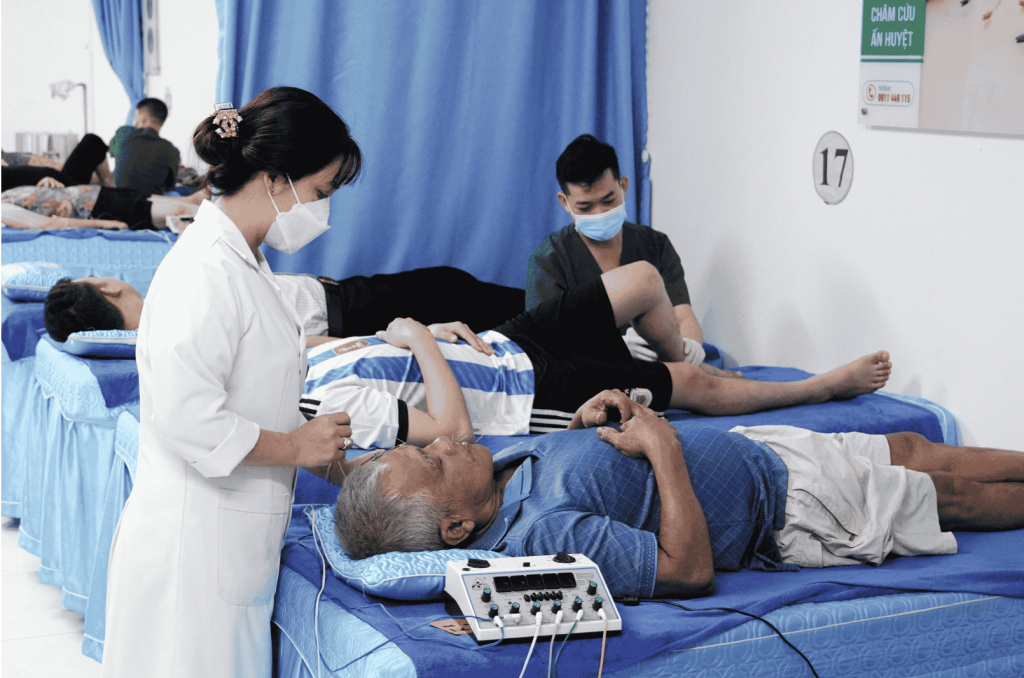 Người bệnh thực hiện liệu pháp xông ngâm chân y học cổ truyền tại Bệnh viện Y Dược cổ truyền - Phục hồi chức năng tỉnh (Ảnh: TL)