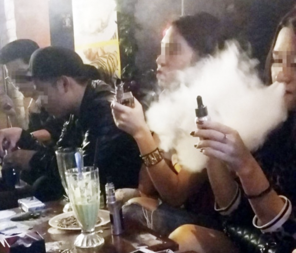 Sử dụng các sản phẩm thuốc lá mới gây ảnh hưởng lớn đến sức khỏe và lối sống của giới trẻ (Ảnh minh họa)