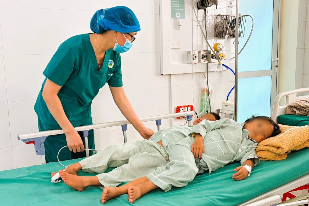 Bệnh nhi đang được theo dõi, điều trị tại bệnh viện (Ảnh: BVCC)