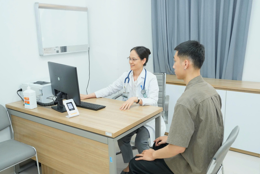 Hiện nay, hệ thống đăng ký khám bệnh trực tuyến của Bệnh viện Bạch Mai cơ sở Ninh Bình đã mở và nhận được sự quan tâm rất lớn của người dân (Ảnh: VGP/Thế Anh)