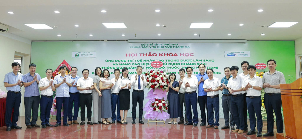 Các đơn vị tham dự hội thảo khoa học tặng hoa chúc mừng TTYT khu vực Thanh Ba (ảnh: TL)
