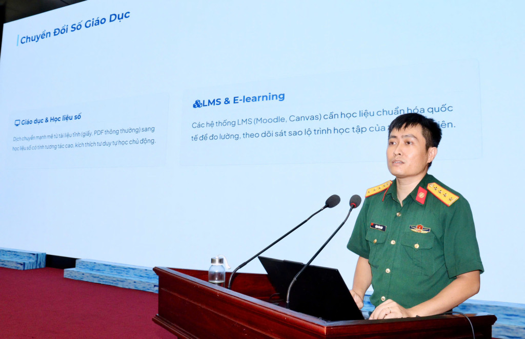 1-dai-uy-dang-van-giap-giao-vien-cua-trung-tam-cong-nghe-thong-tin-va-ngoai-ngu-truong-si-quan-thong-tin-truyen-dat-noi-dun