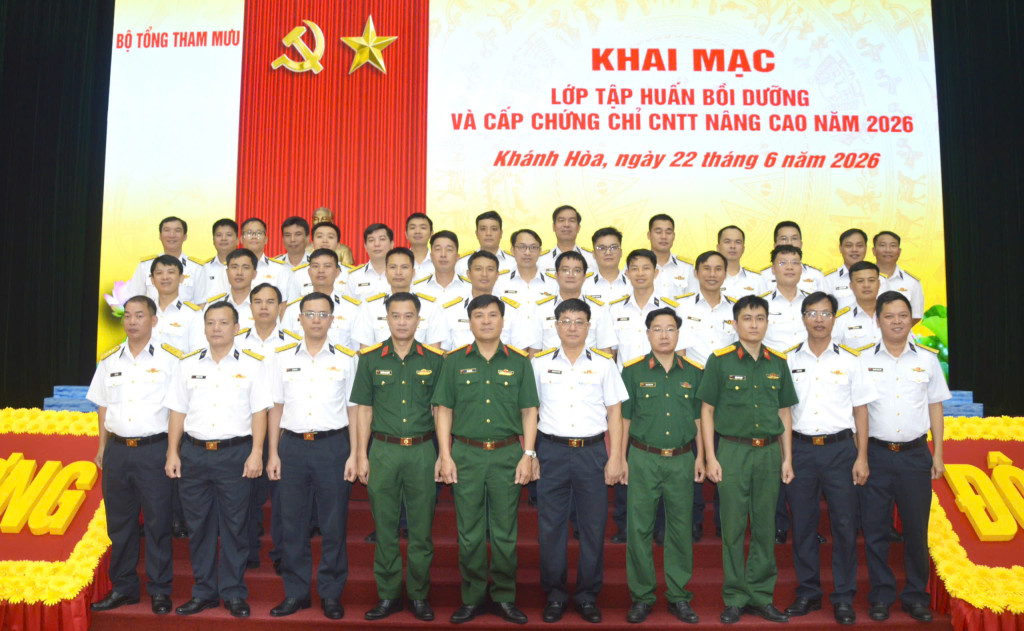 3-dai-bieu-cuc-quan-huan-nha-truong-va-hoc-vien-chup-hinh-luu-niem